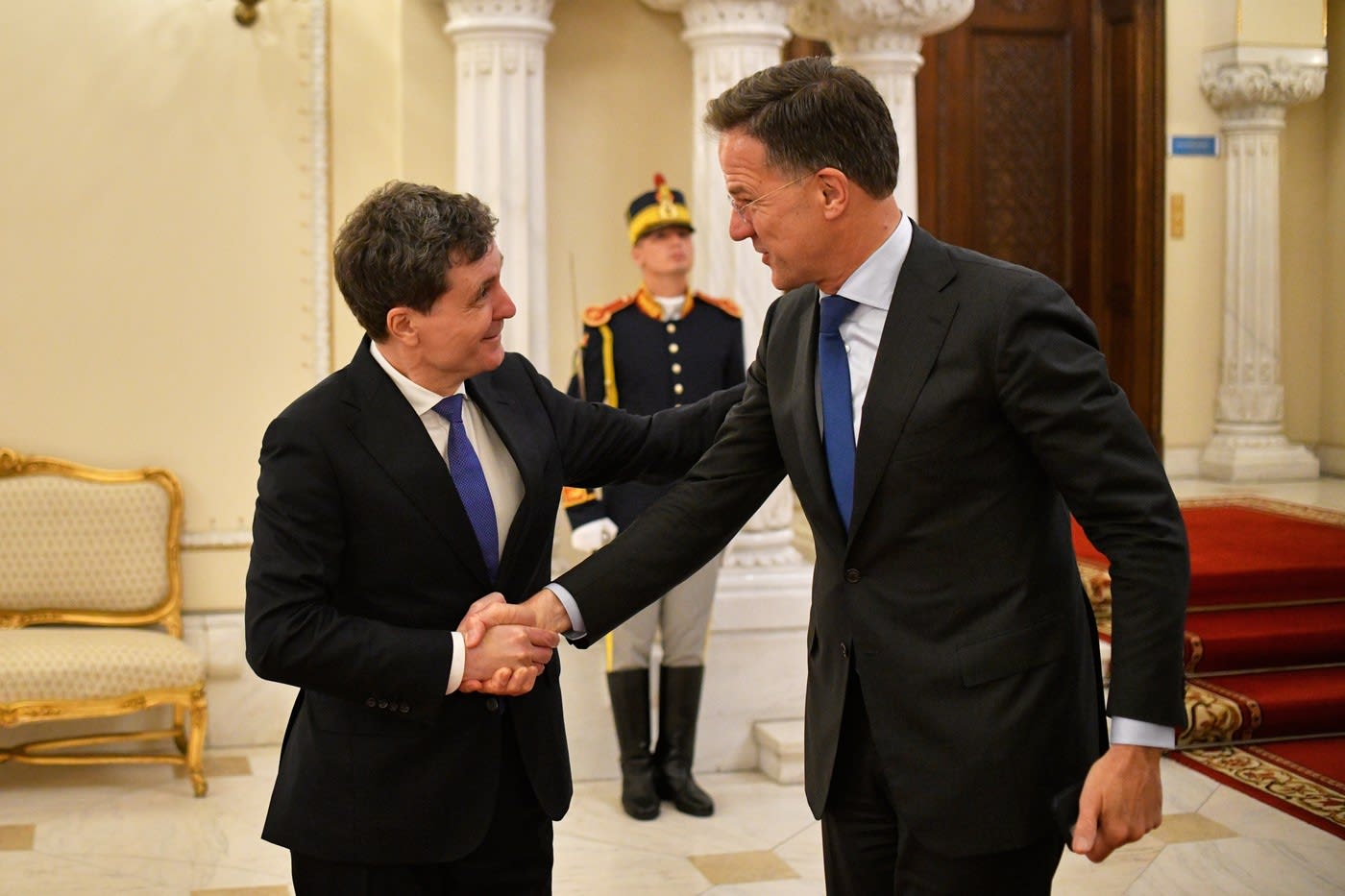 Nicușor Dan și Mark Rutte la sosirea secretarului general NATO la Palatul Cotroceni Nicușor Dan și Mark Rutte la sosirea secretarului general NATO la Palatul Cotroceni