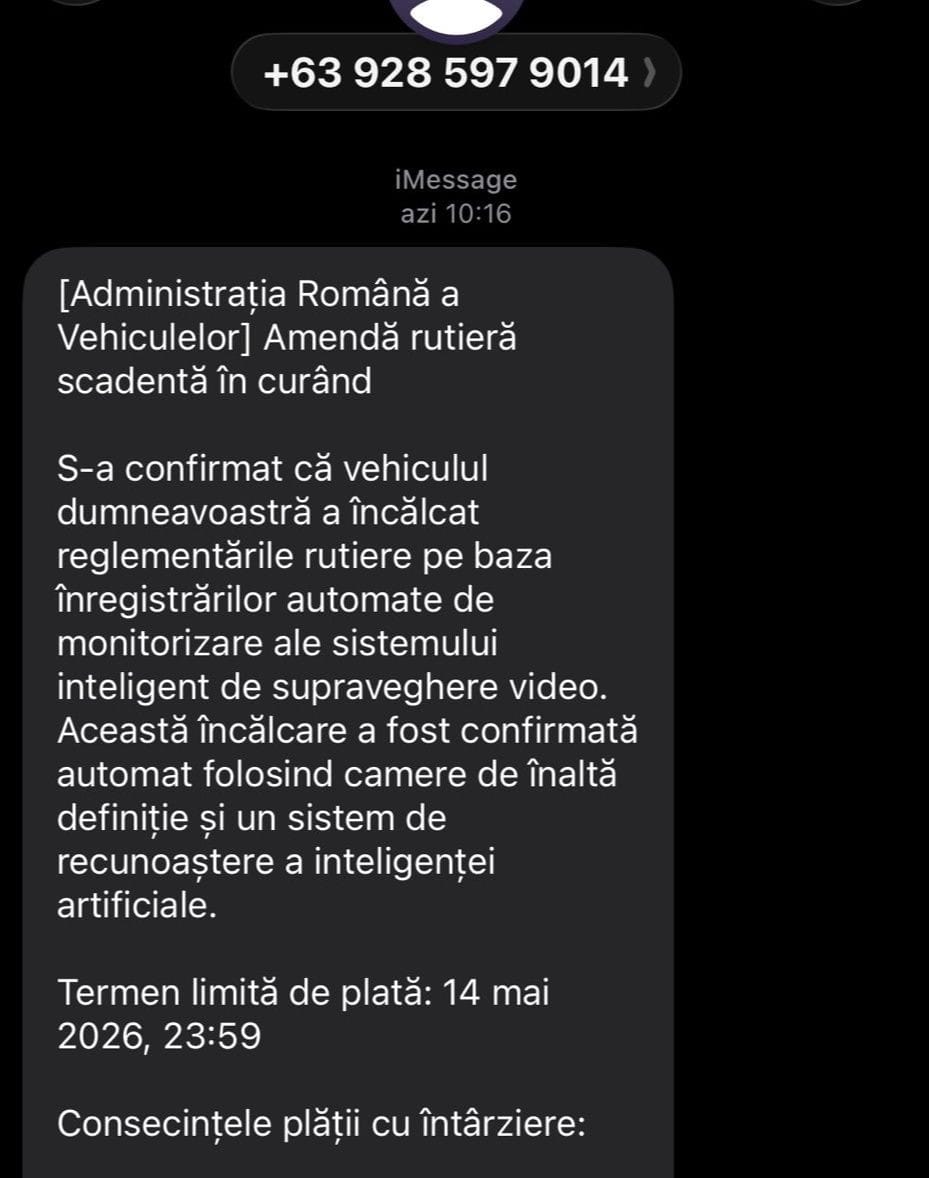 Polițiști constănțeni verificând mesaje suspecte pe telefon
