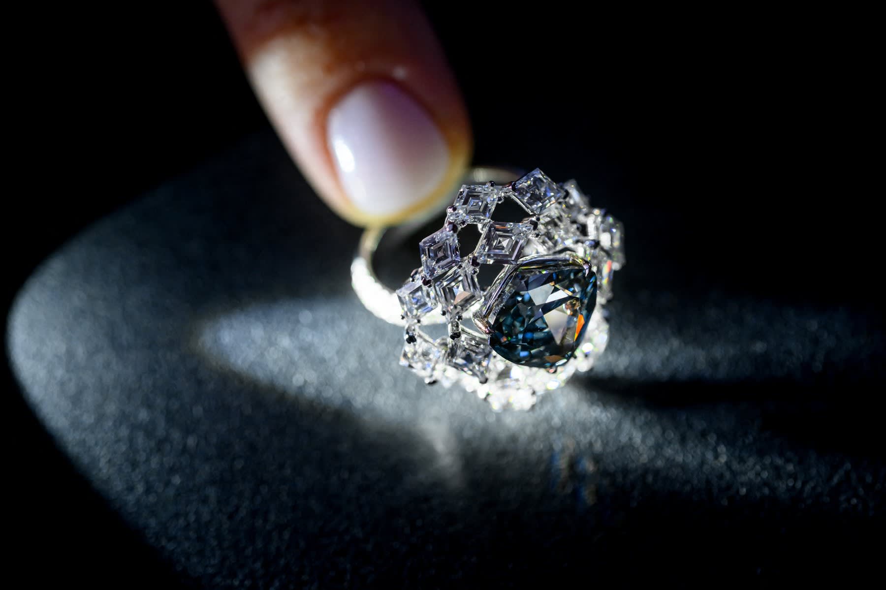Diamant albastru-verde montat într-un inel de lux Diamant albastru-verde montat într-un inel de lux