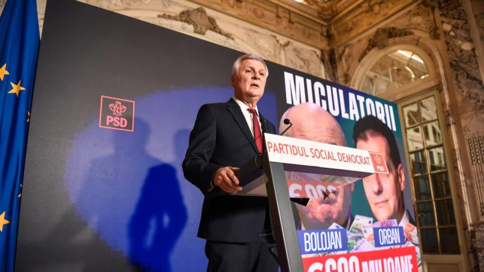 Senatorul Daniel Zamfir în timpul declarațiilor despre conflictul constituțional Senatorul Daniel Zamfir în timpul declarațiilor despre conflictul constituțional
