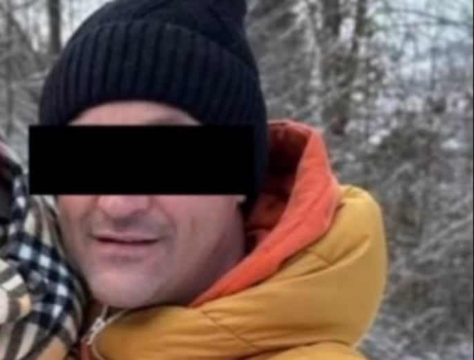 Polițist în uniformă, acuzat de agresiune sexuală, în fața unui sediu de poliție