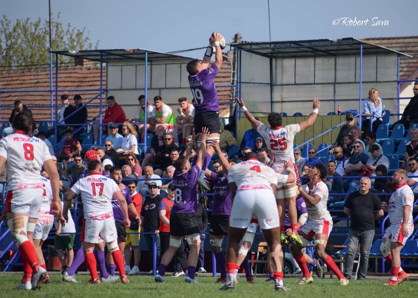 Jucători de rugby în acțiune pe terenul stadionului Gheorghe Rășcanu din Timișoara