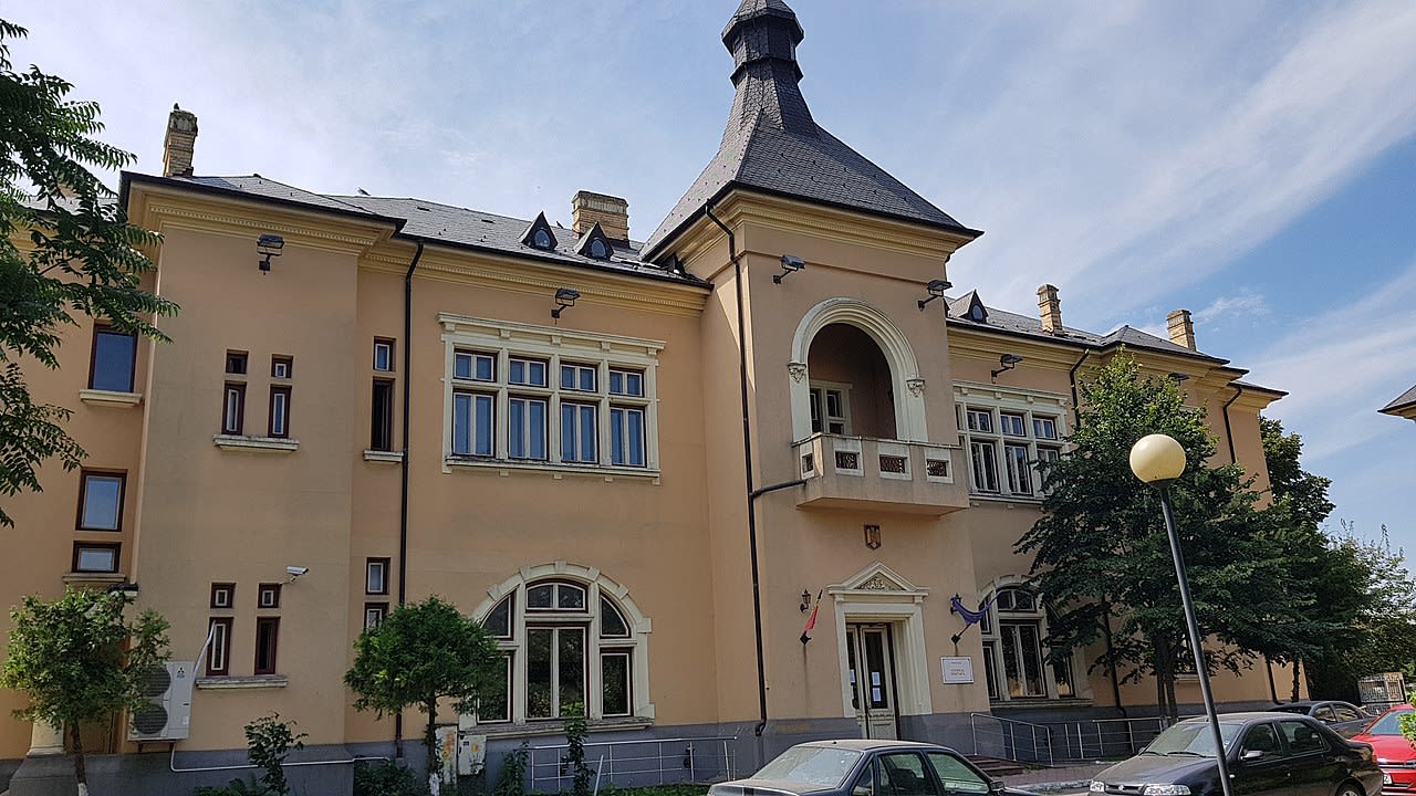 Polițist în uniformă arestând suspect pentru infracțiuni sexuale asupra minorilor