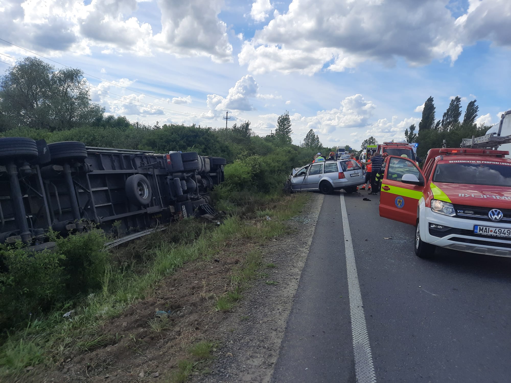 Accident rutier lângă Găvojdia, impact violent între autotren și mașină