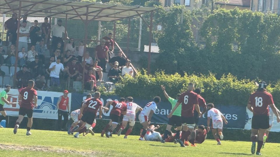 Jucători de rugby în acțiune pe terenul din România Jucători de rugby în acțiune pe terenul din România