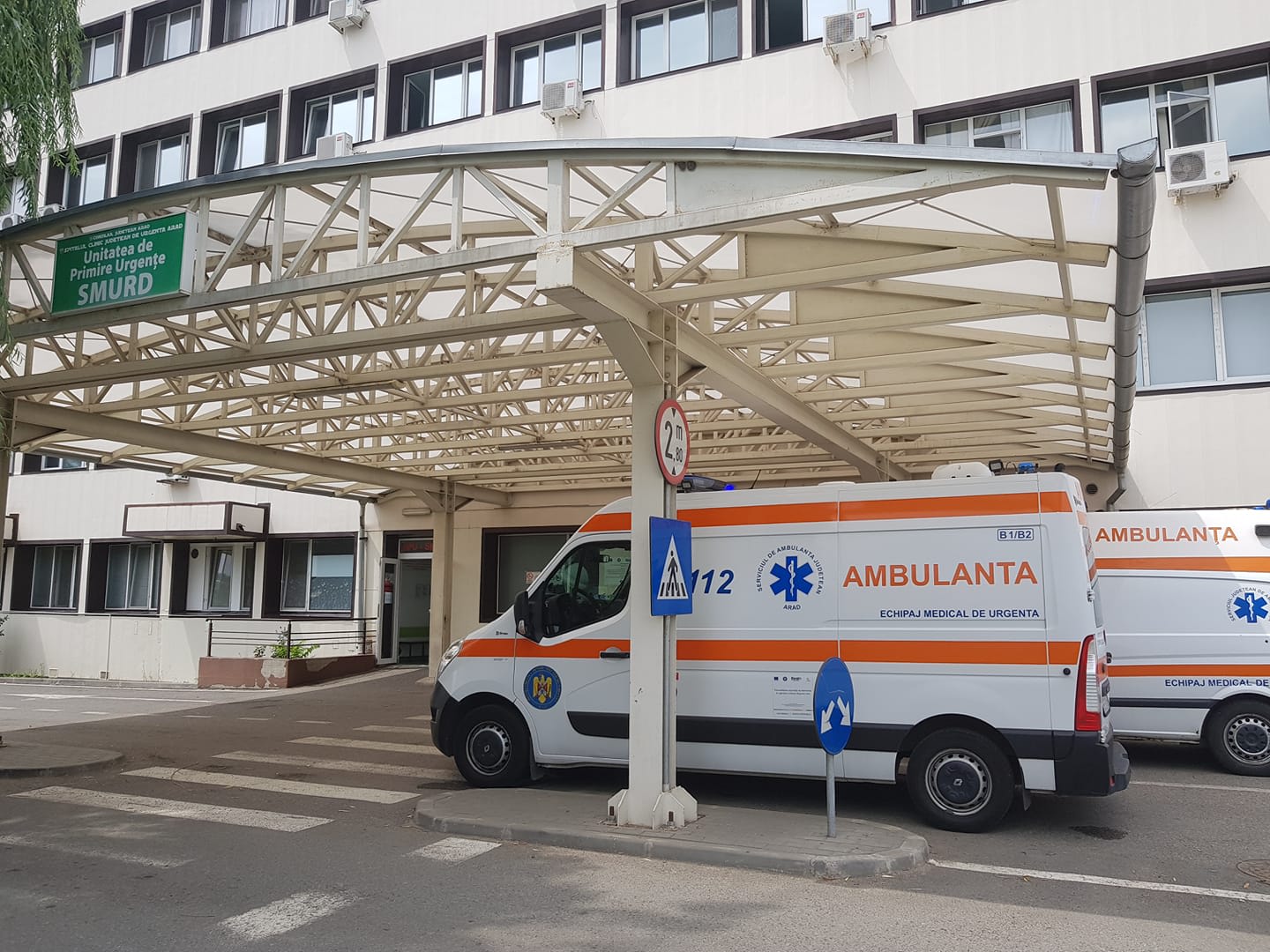Medici și pacient în spital, scenă medicală în Arad