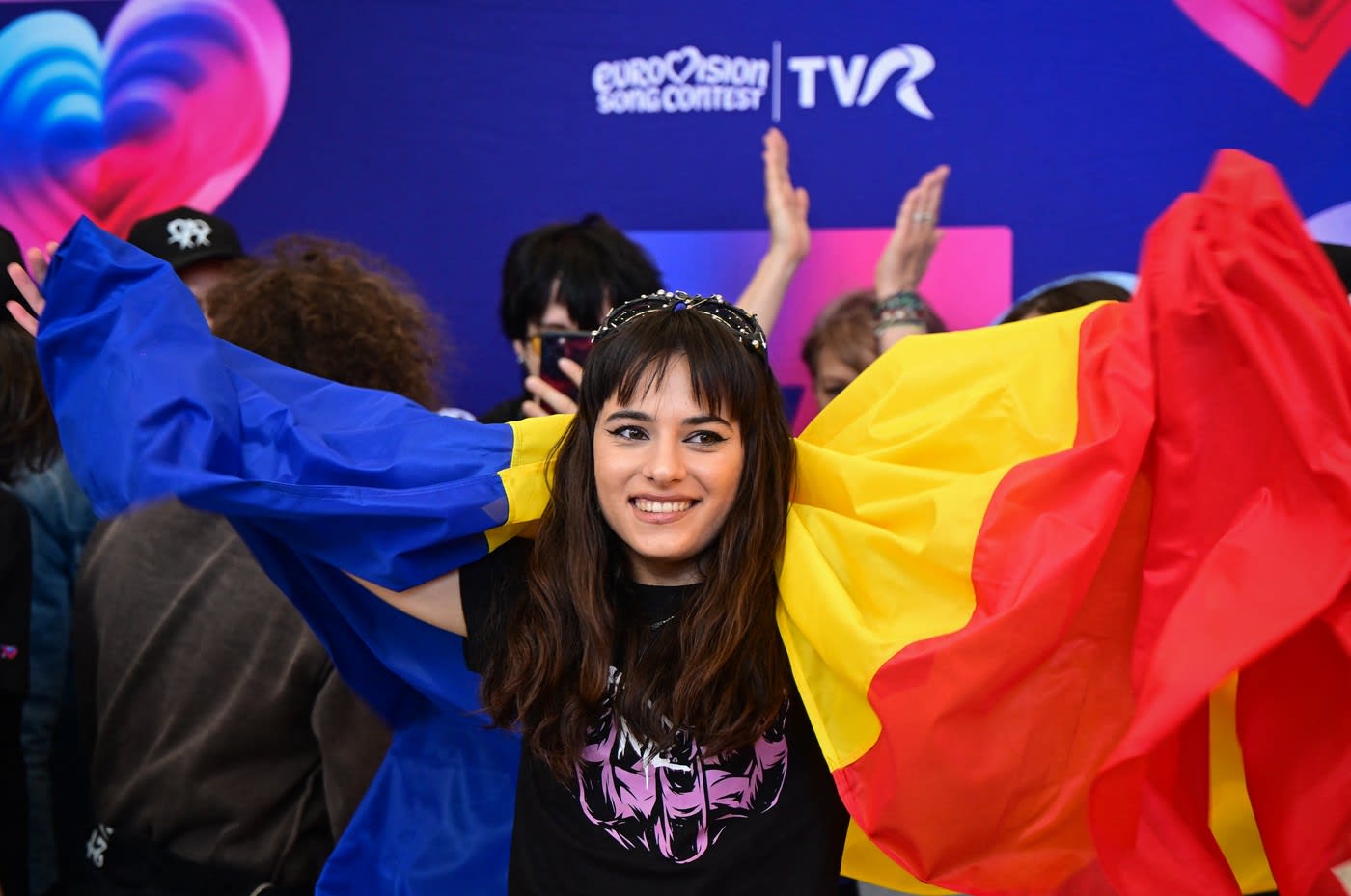 Alexandra Căpitănescu cântând pe scenă la Eurovision Viena Alexandra Căpitănescu cântând pe scenă la Eurovision Viena