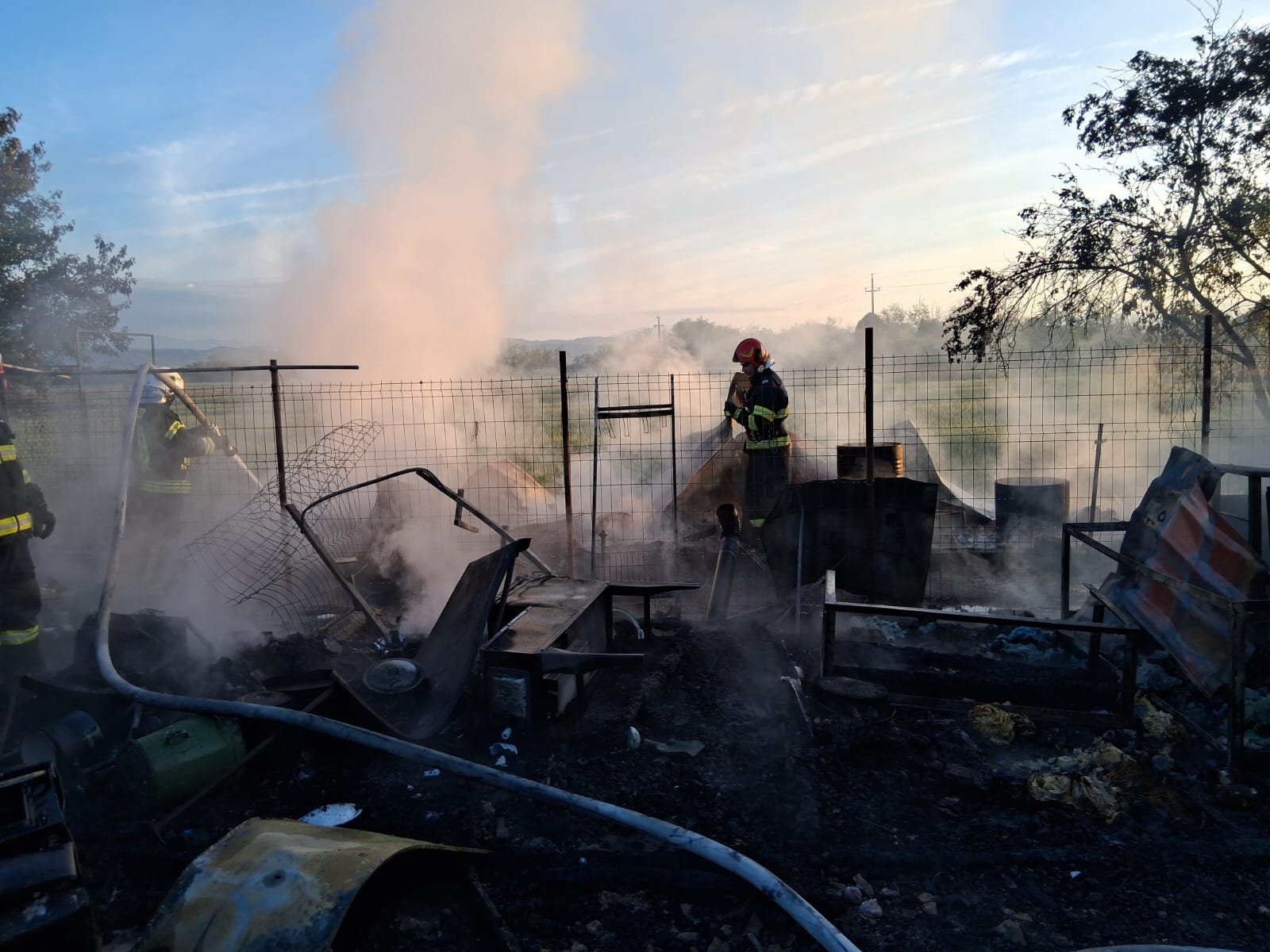 Incendiu devastator în Budești: o casă și anexe distruse, 30 de găini ucise