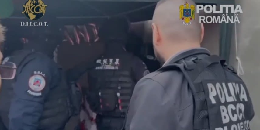 Polițist în uniformă arestând suspect în Ploiești