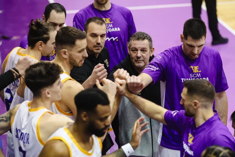 Jucători de baschet SCM Politehnica Timișoara în acțiune pe teren
