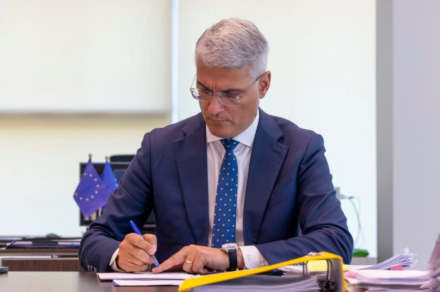 Ministrul Dragoș Pîslaru explicând salariile din sectorul public