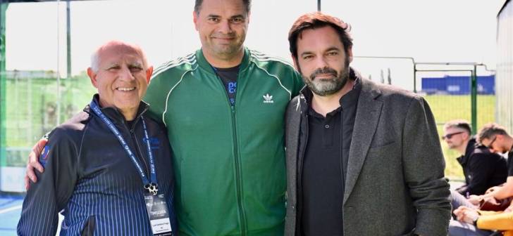 Jucători de padel în acțiune la Timișoara, teren modern, atmosferă internațională