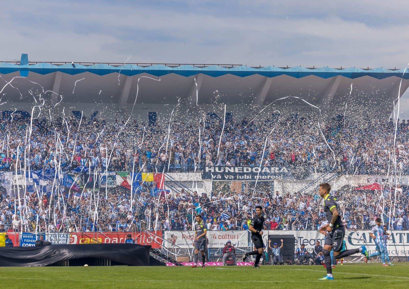 Suporteri în sărbătoare pe stadionul Corvinul Hunedoara