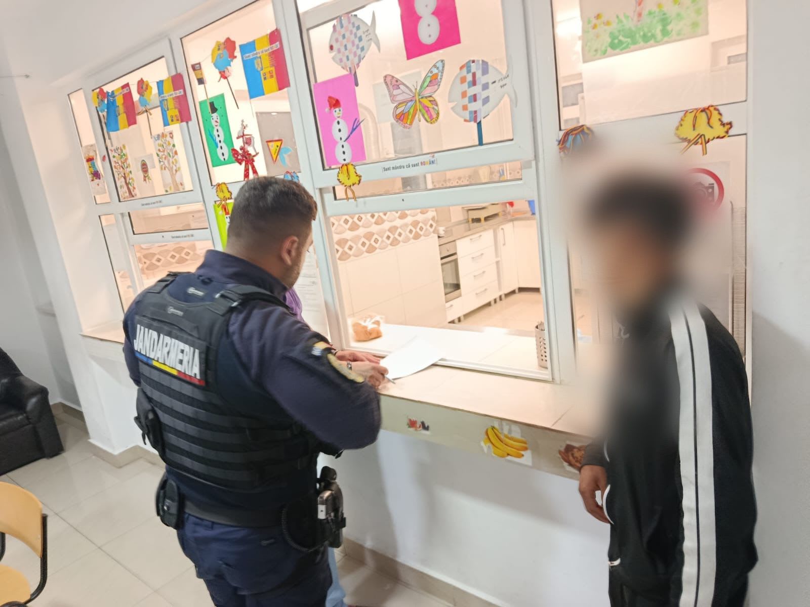 Jandarmi din Medgidia verificând un grup de tineri în parcarea unui hipermarket