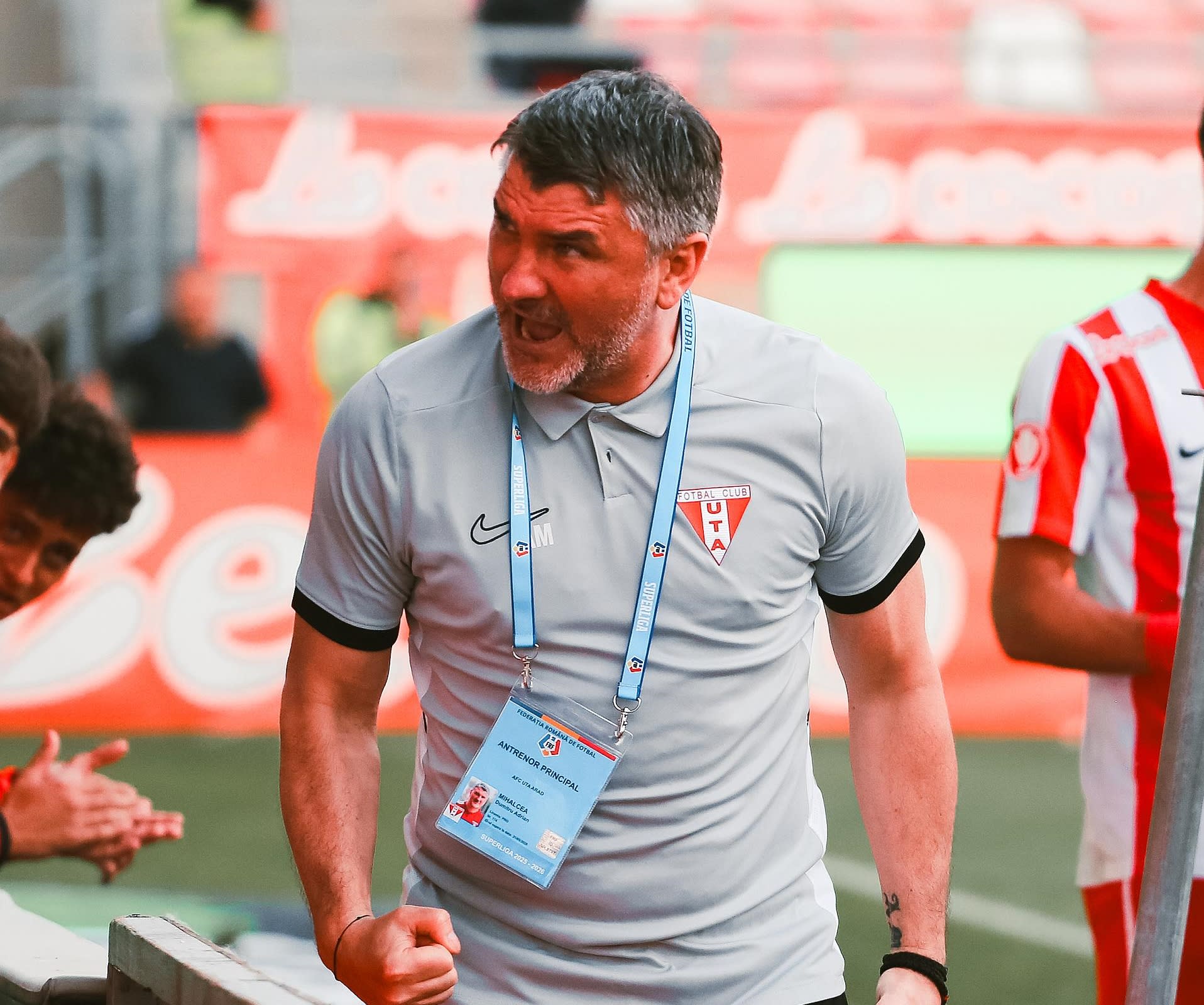 Antrenorul Adrian Mihalcea în timpul meciului de fotbal