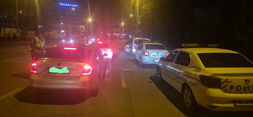 Polițiști verificând autovehicule în Tulcea noaptea