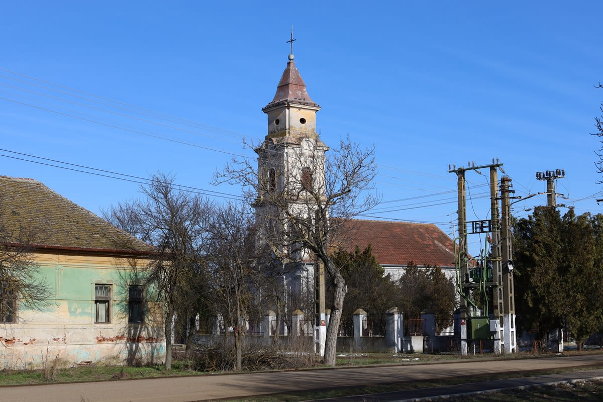 Voluntari renovând fațade în satul Macedonia, județul Timiș