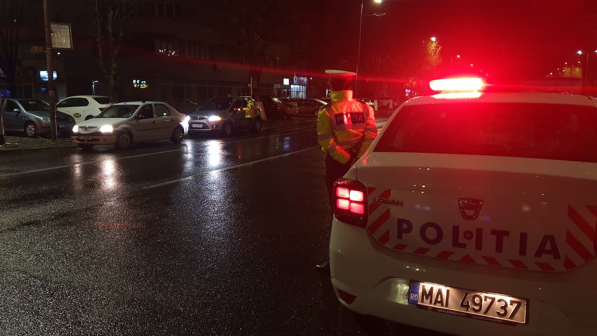 Polițiști constănțeni în acțiune pe stradă noaptea Polițiști constănțeni în acțiune pe stradă noaptea