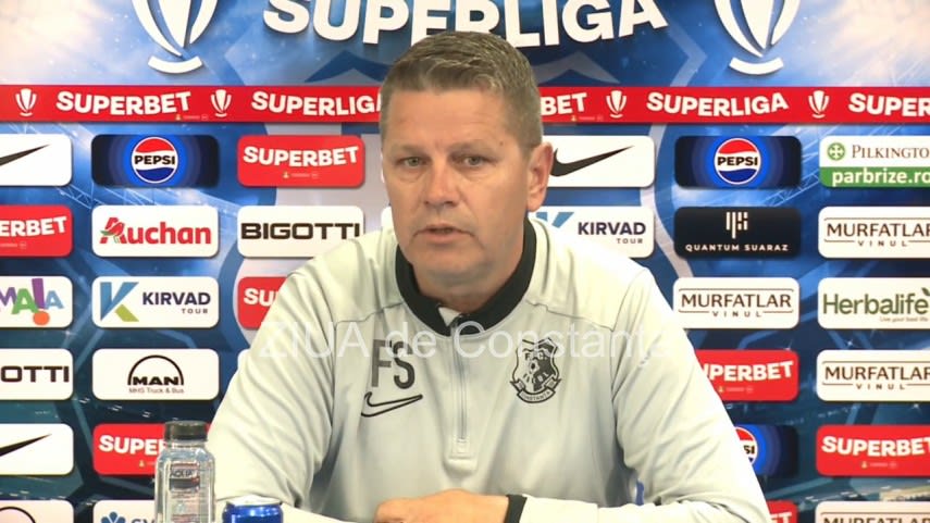 Jucători de fotbal în acțiune pe terenul de la Ovidiu Jucători de fotbal în acțiune pe terenul de la Ovidiu