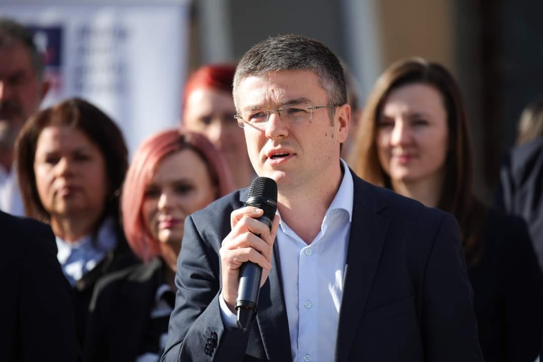 Irineu Darău în studio la Digi 24 în timpul declarațiilor despre industria comunistă Irineu Darău în studio la Digi 24 în timpul declarațiilor despre industria comunistă