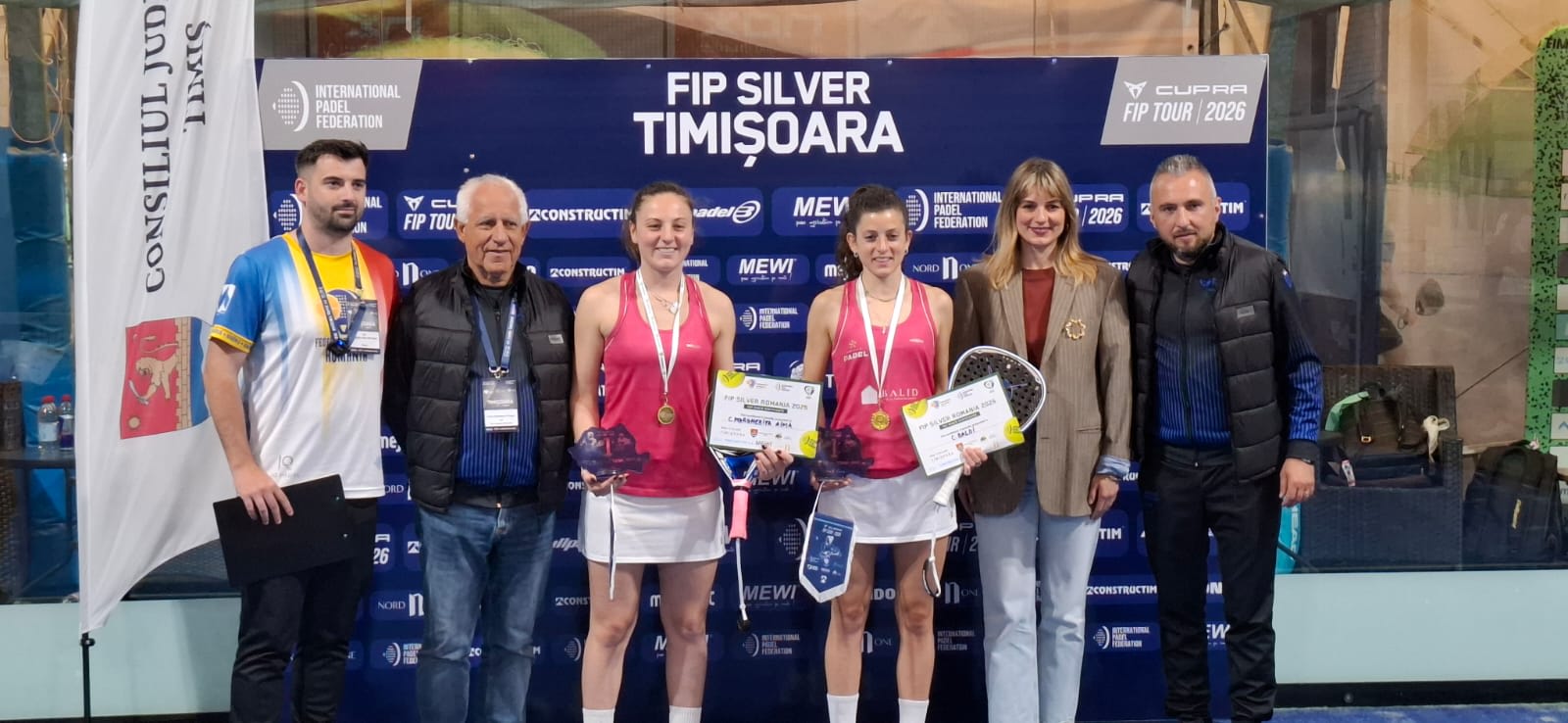 Jucători de padel în acțiune pe teren acoperit, Timișoara
