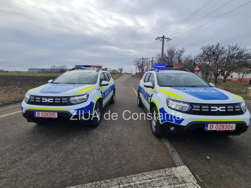 Polițiști constănțeni verificând vehicule în trafic Polițiști constănțeni verificând vehicule în trafic