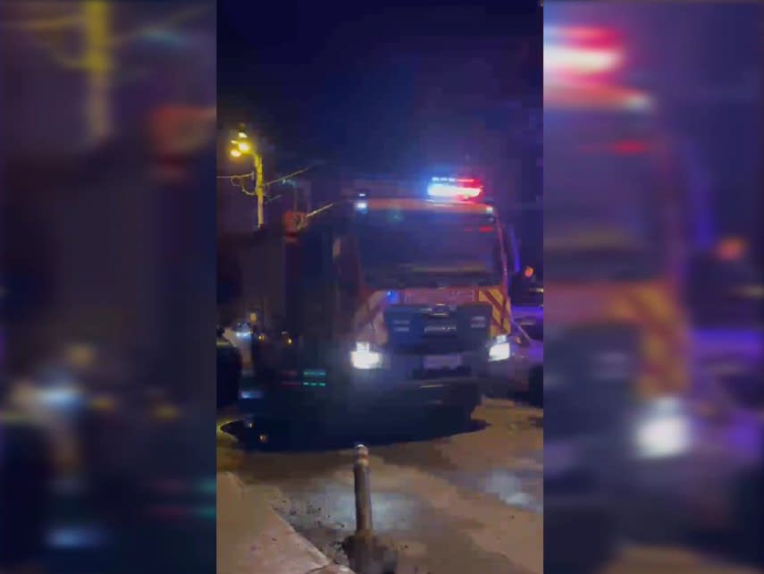 Pompieri intervenind pe Aleea Zmeurei din Constanța pentru o femeie intoxicată cu fum Pompieri intervenind pe Aleea Zmeurei din Constanța pentru o femeie intoxicată cu fum