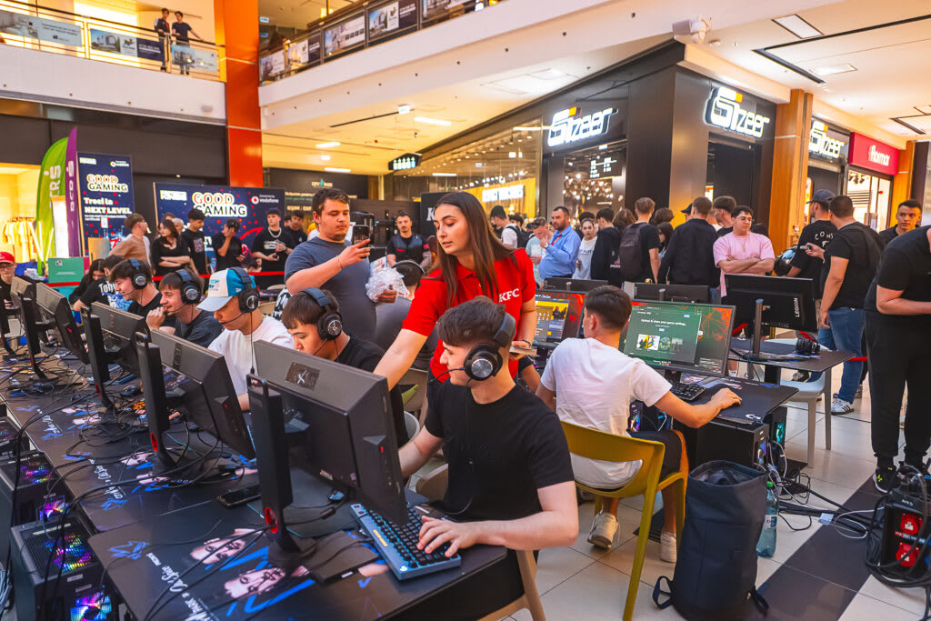 Tineri jucători de gaming la competiție în interiorul City Park Mall Tineri jucători de gaming la competiție în interiorul City Park Mall