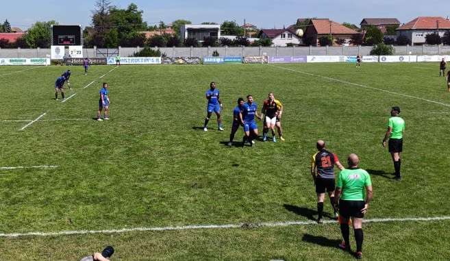 Jucători de rugby în acțiune pe terenul din Cluj-Napoca Jucători de rugby în acțiune pe terenul din Cluj-Napoca