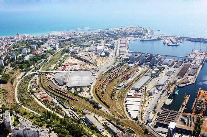 Șantier feroviar în Portul Constanța, muncitori și utilaje Șantier feroviar în Portul Constanța, muncitori și utilaje