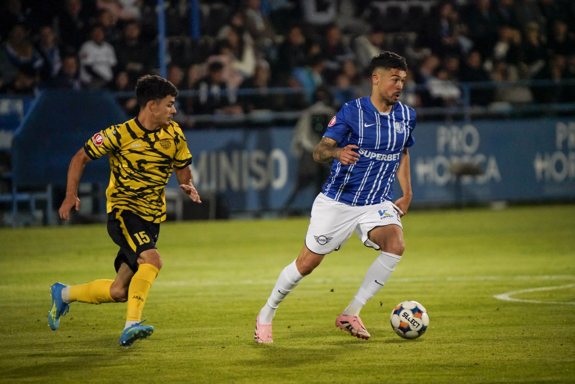 Stadionul Viitorul din Ovidiu în timpul meciului Farul - Metaloglobus Stadionul Viitorul din Ovidiu în timpul meciului Farul - Metaloglobus