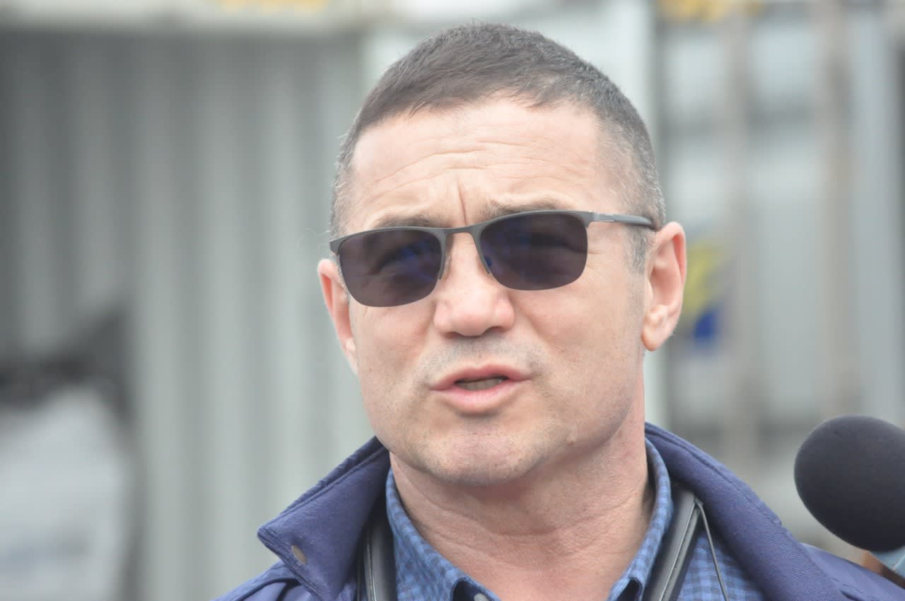 Procuror în sala de judecată cu documente și gavel Procuror în sala de judecată cu documente și gavel