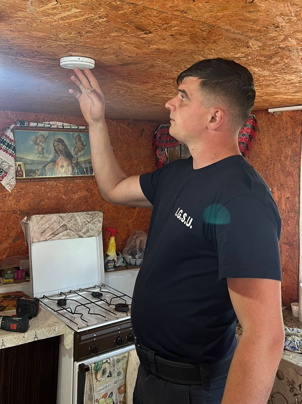 Detectoare de fum și monoxid de carbon montate în Vâlcea în campania „Detector pentru viață”