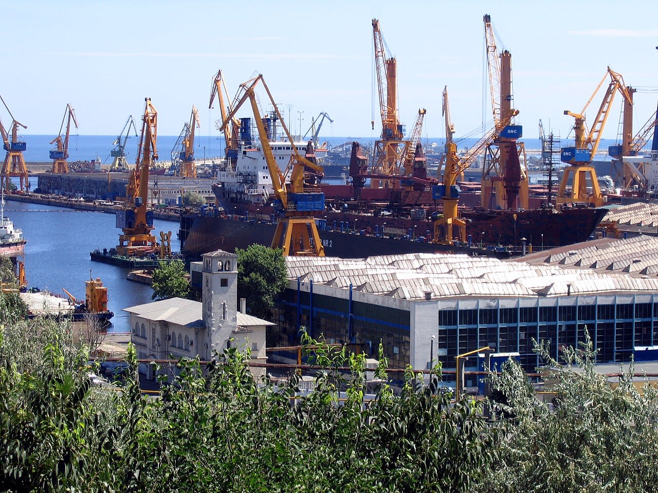 Portul Constanța, nave și echipamente maritime