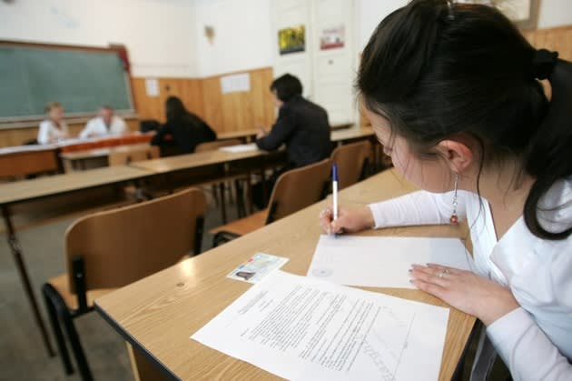 Elevi susținând examenul de Bacalaureat în sala de clasă