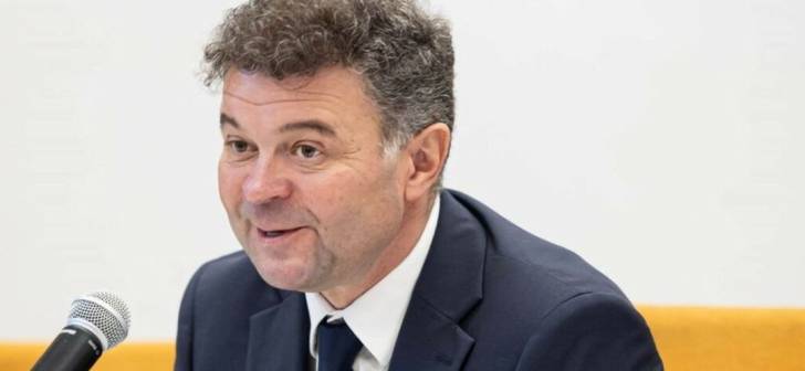 Profesor predând cu tehnologie digitală în clasă, elevi interacționând cu tablete