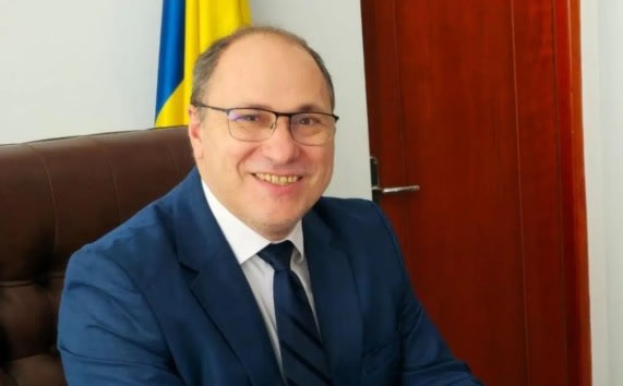 Mihai Dimian în timpul unei dezbateri la Parlament, cu telefonul în mână