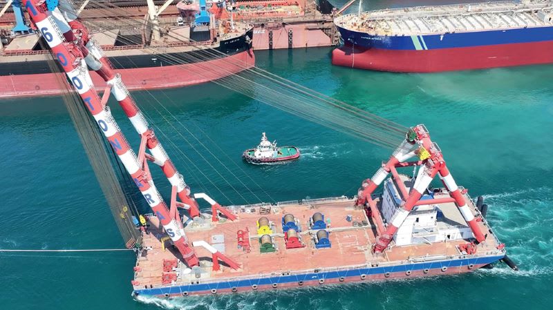 Macara plutitoare Anadolu și nava Ataman în portul Midia pregătite pentru operațiunea de ridicare Macara plutitoare Anadolu și nava Ataman în portul Midia pregătite pentru operațiunea de ridicare