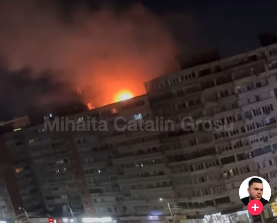 Dronă rusească prăbușită pe acoperișul unui bloc din Galați, cu echipe de intervenție în acțiune Dronă rusească prăbușită pe acoperișul unui bloc din Galați, cu echipe de intervenție în acțiune