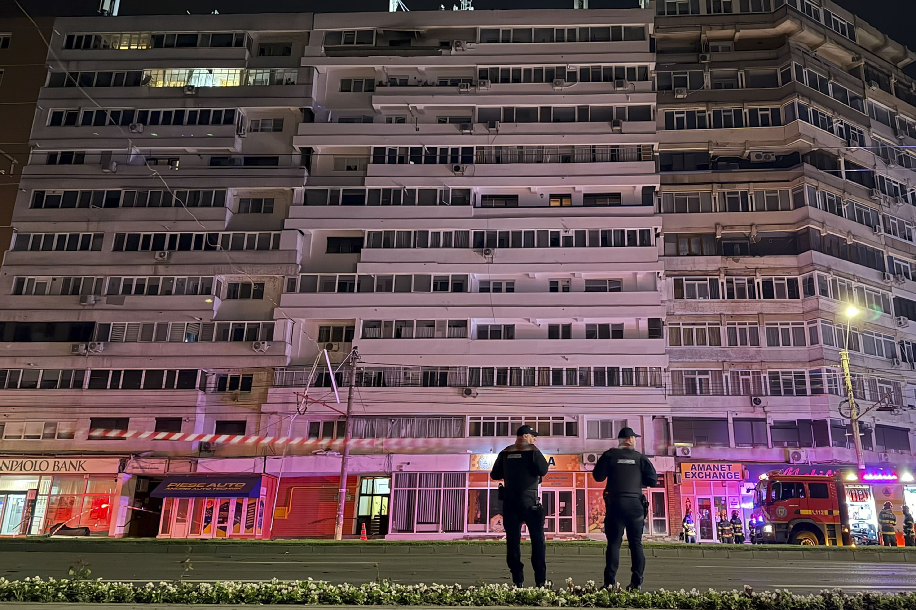 Bloc de zece etaje din Galați avariat după impactul dronei Bloc de zece etaje din Galați avariat după impactul dronei