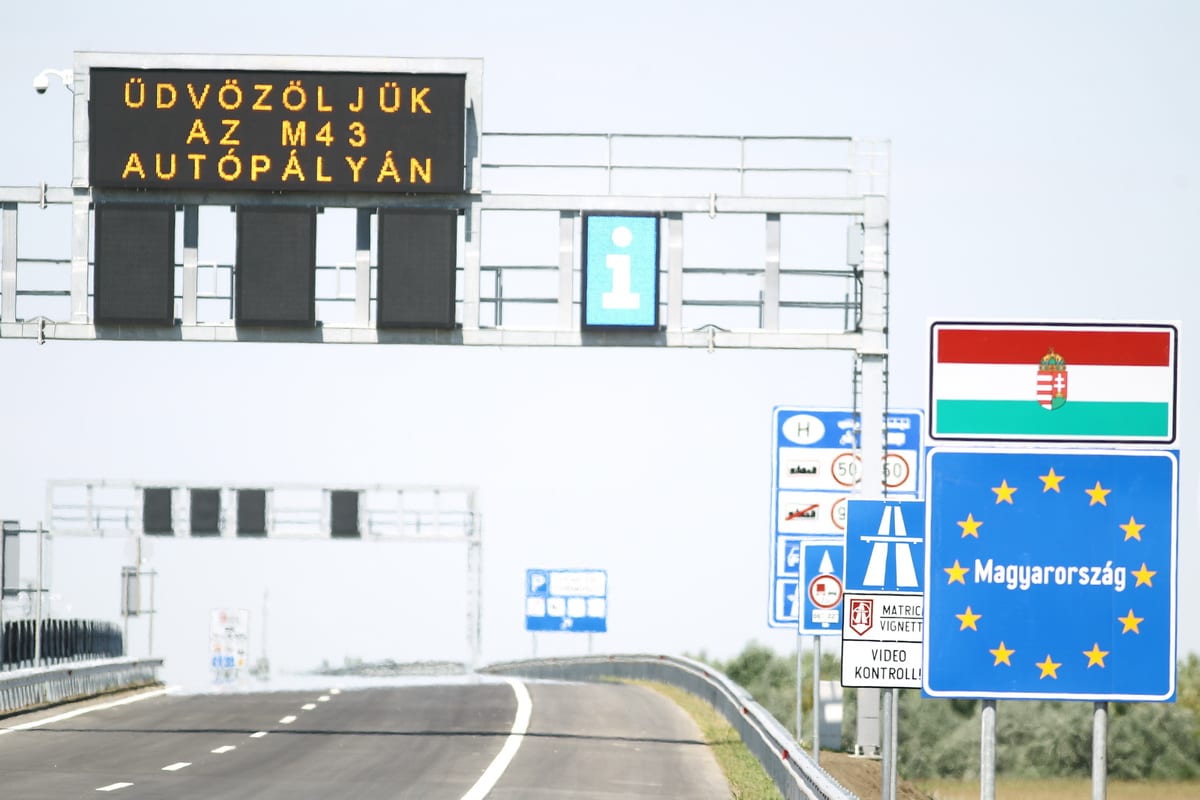 Autobuz și camioane pe autostrada M1 în Ungaria, trafic intens, lucrări în desfășurare