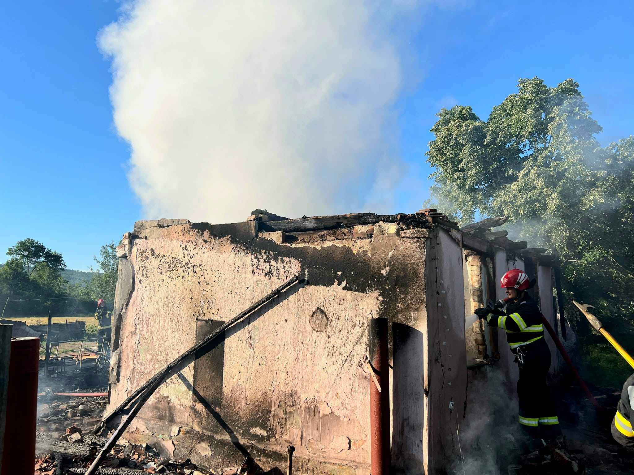 Pompieri în acțiune la stingerea unui incendiu în Timiș
