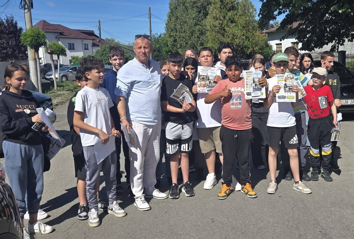Reprezentanți ai școlii Goranu distribuind pliante comunității Reprezentanți ai școlii Goranu distribuind pliante comunității