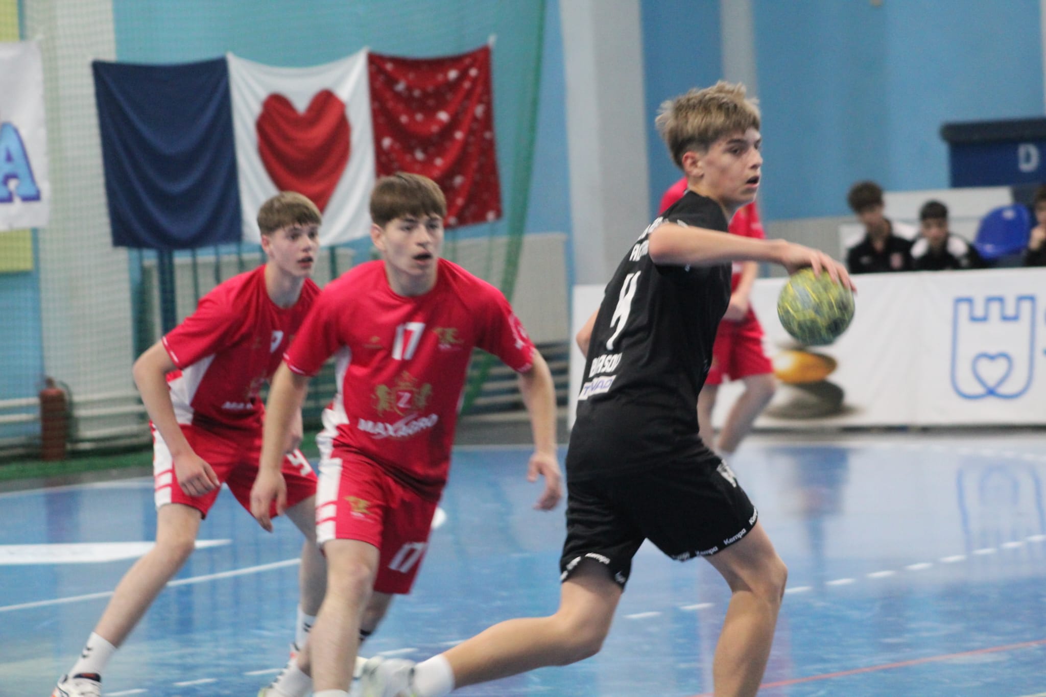 Jucători de handbal juniori III în acțiune pe teren