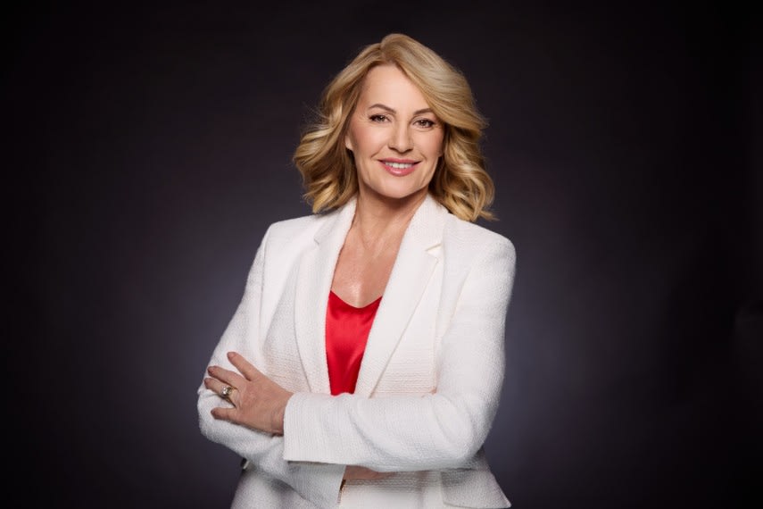 Nadia Comăneci primind decorația de la președintele României