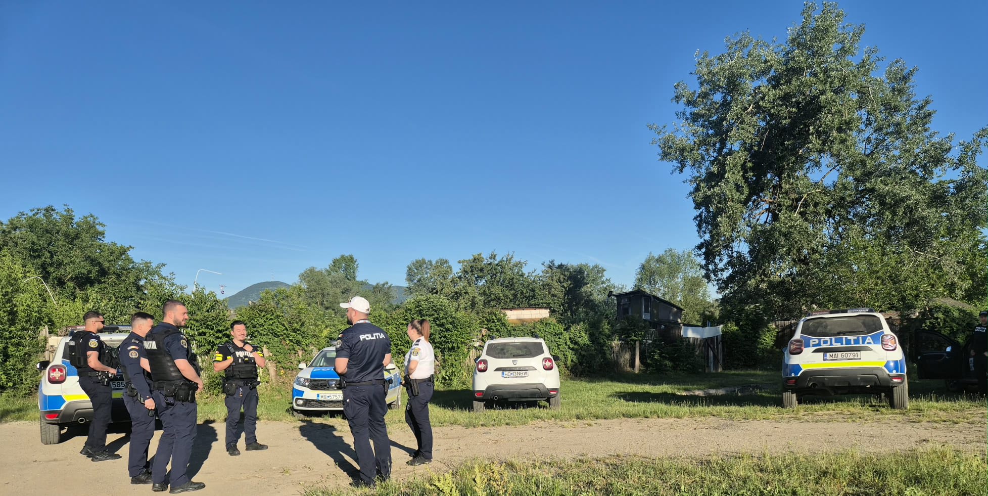 Polițiști hunedoreni cu echipamente de vânătoare și arme confiscate