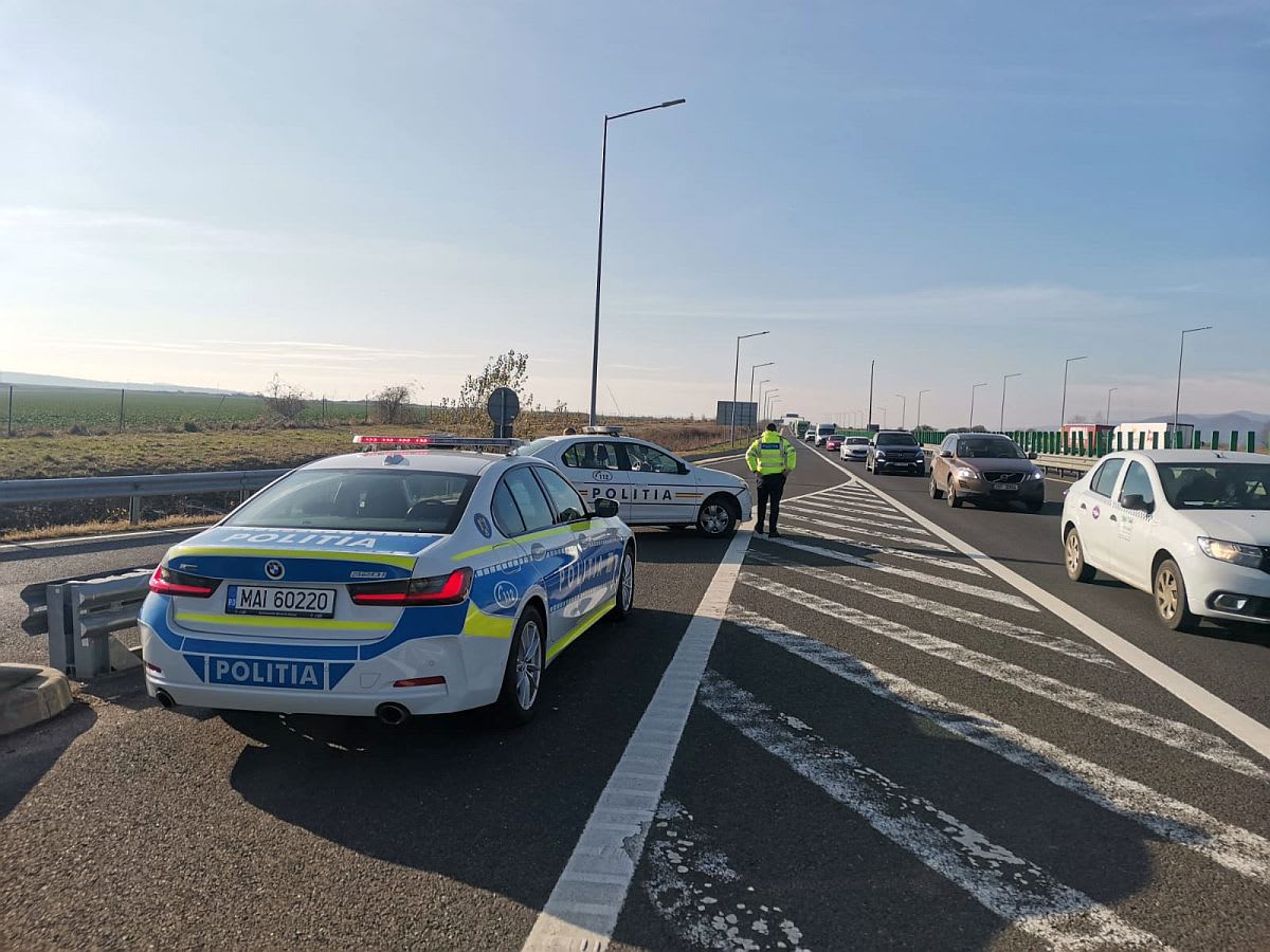 Polițiști rutieri aplicând sancțiuni pe autostradă, România