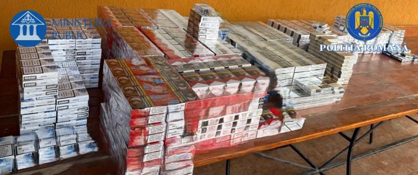 Polițist verificând țigarete de contrabandă confiscate
