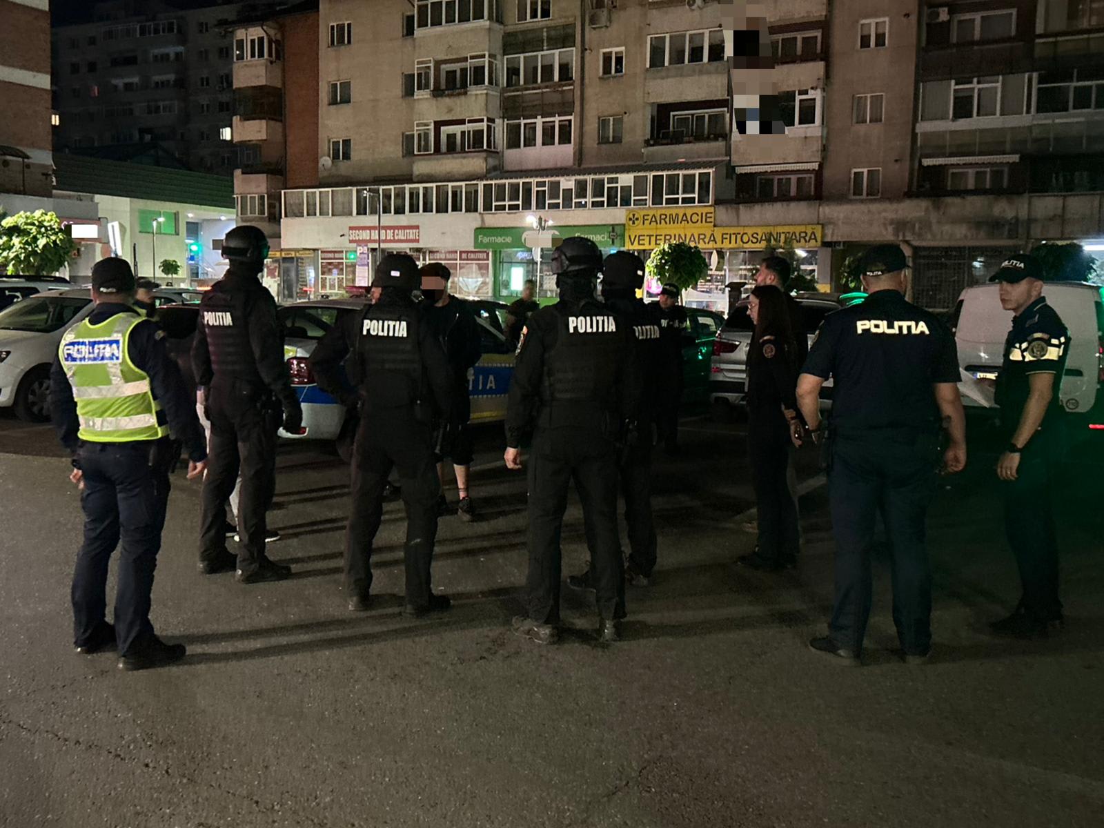 Polițiștii din Vâlcea au descoperit droguri și cuțite în timpul unei razii nocturne în Râmnicu Vâlcea