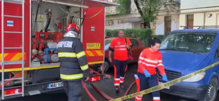 Pompieri în acțiune stingând un incendiu într-un apartament din Timișoara